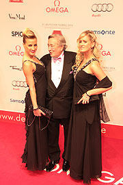 Richard "Mörtel" Lugner in Begeltung von Cyria und Simona @ Deutscher Filmball 2014 (Foto: Martin Schmitz)